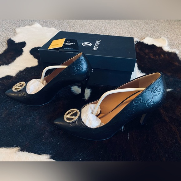 Brand NEW beautiful black Valentino heels. Size 8 purchased from Saks Fifth Ave - Picture 3 of 13